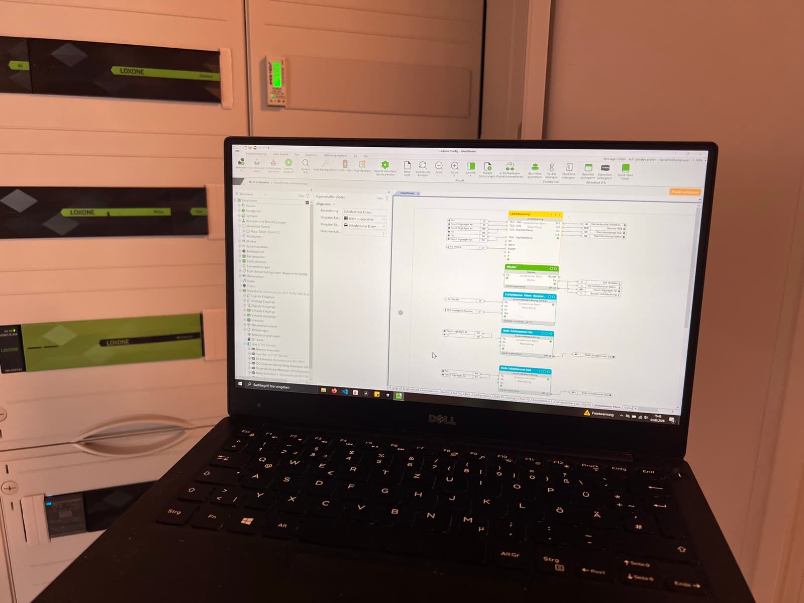 Loxone Config Programmierung am Laptop neben einem Loxone Schaltschrank